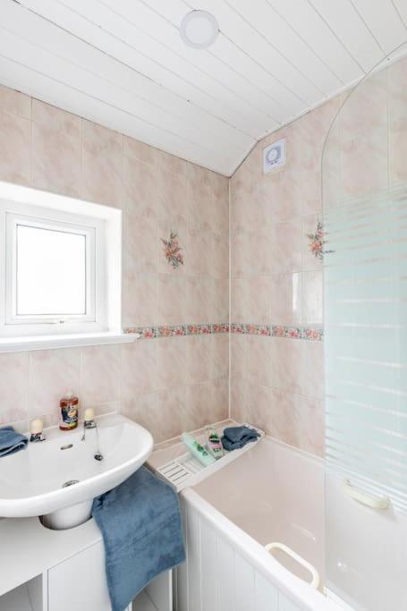 Entire Charming 5-Bed House In Darwen Blackburn Bb1 Free Parking Roadside Rishton Exterior photo
